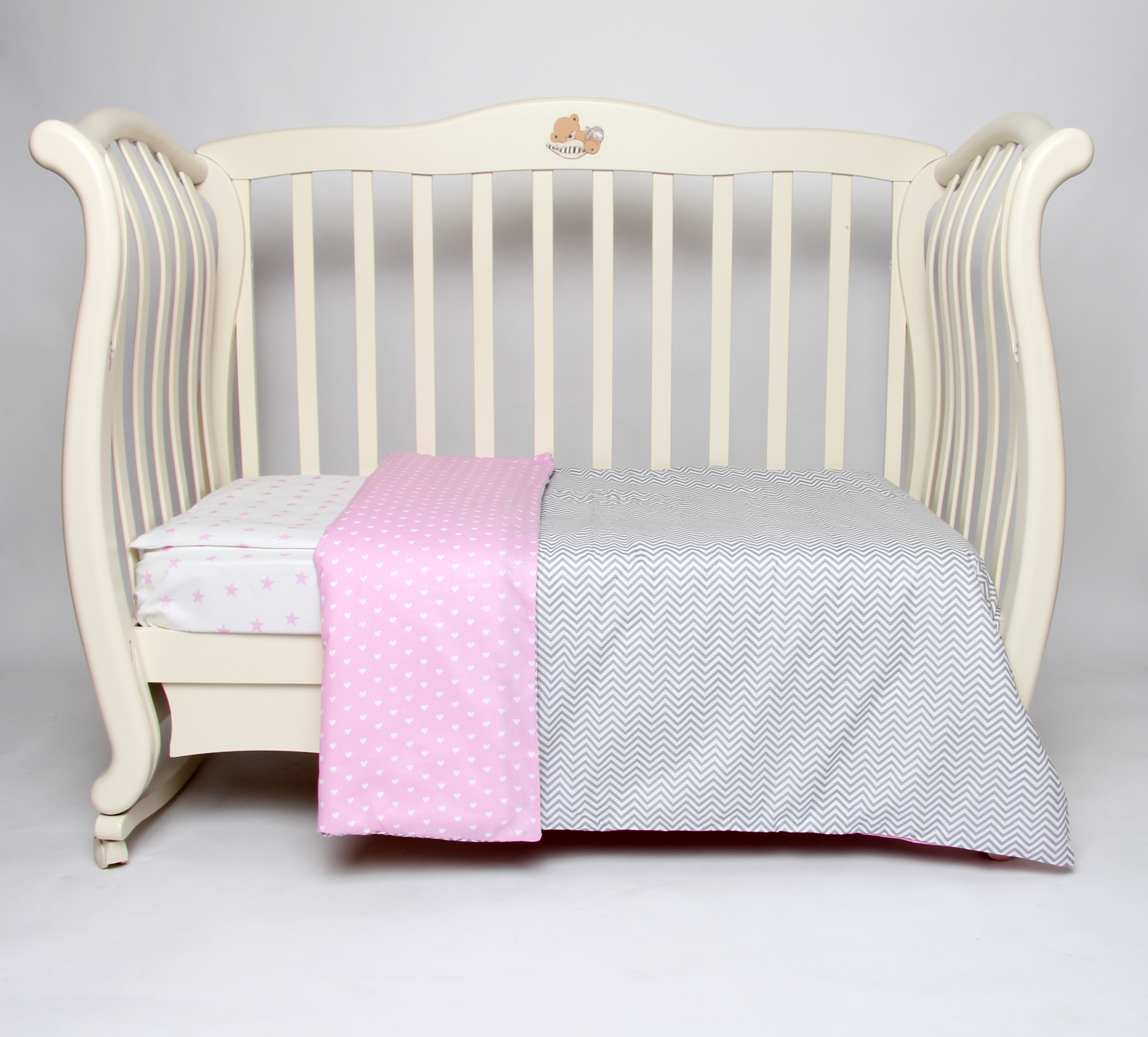 Комплект постельного белья в детскую кроватку 3 предмета "Зигзаги серый/розовый" бязь